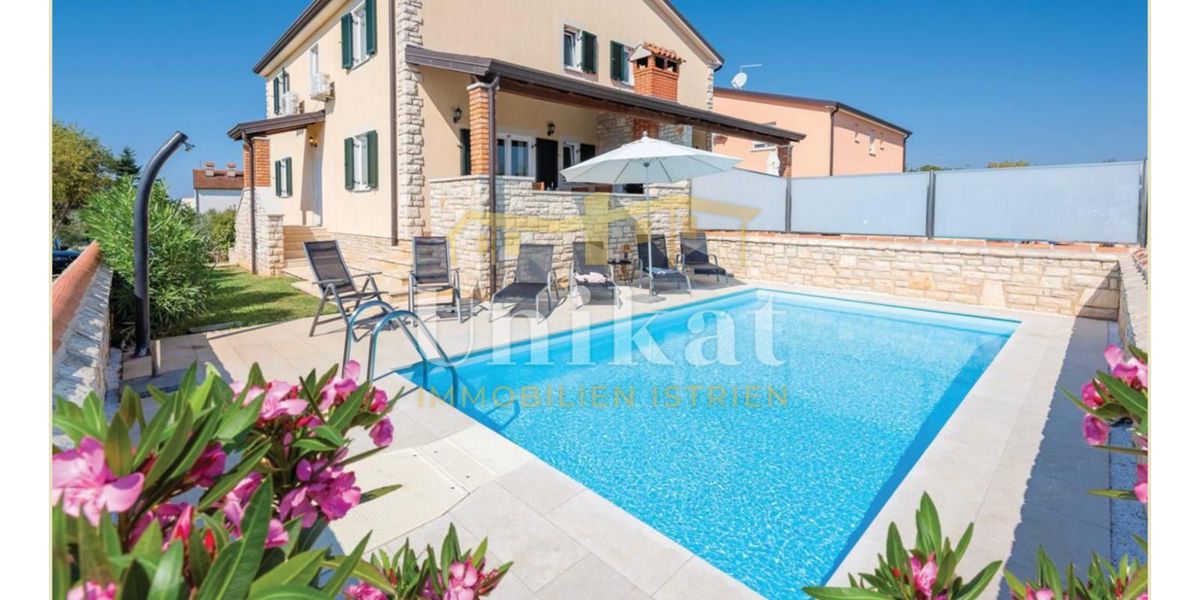 Dvojna hiša z bazenom - 350 m do plaže